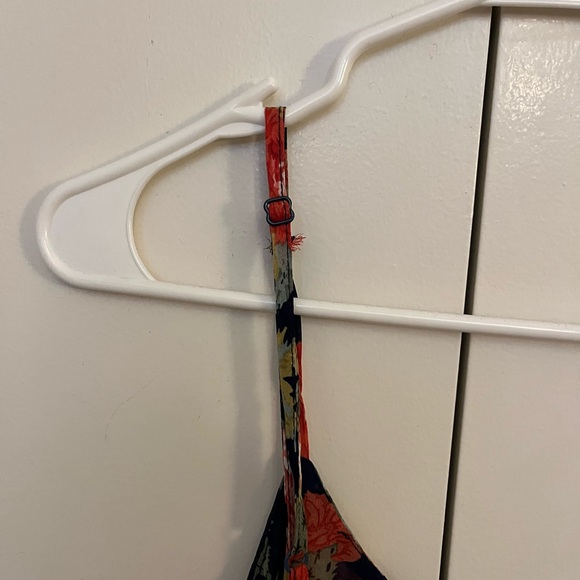 Floral Sleeveless Blouse - Picture 3 of 5